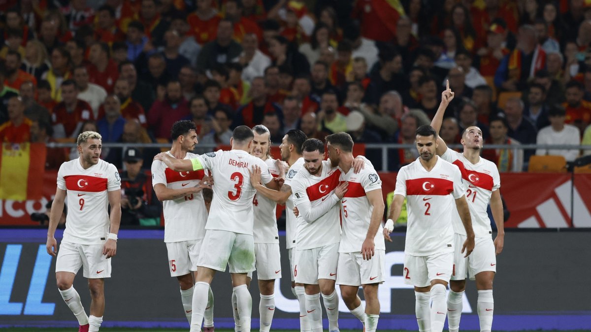 Spor yazarları İspanya-Türkiye maçını değerlendirdi